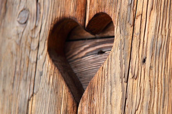 In einem Holz wurde ein Herz ausgeschnitten